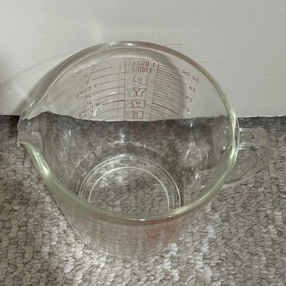 Vintage PYREX 1 Quart/4 Cup Measuring Cup with Red Lettering #532 D Handle USA